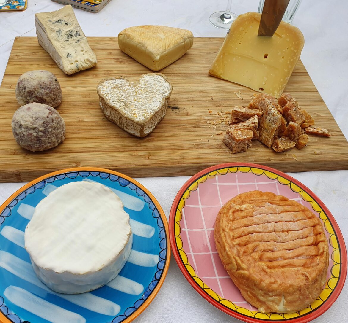 It's been a while since I had a plate like this. Gorgonzola, Taleggio, old Gouda, old Komijnenkaas, Coeur Neufchatel, Brillat-Savarin and Epoisses.