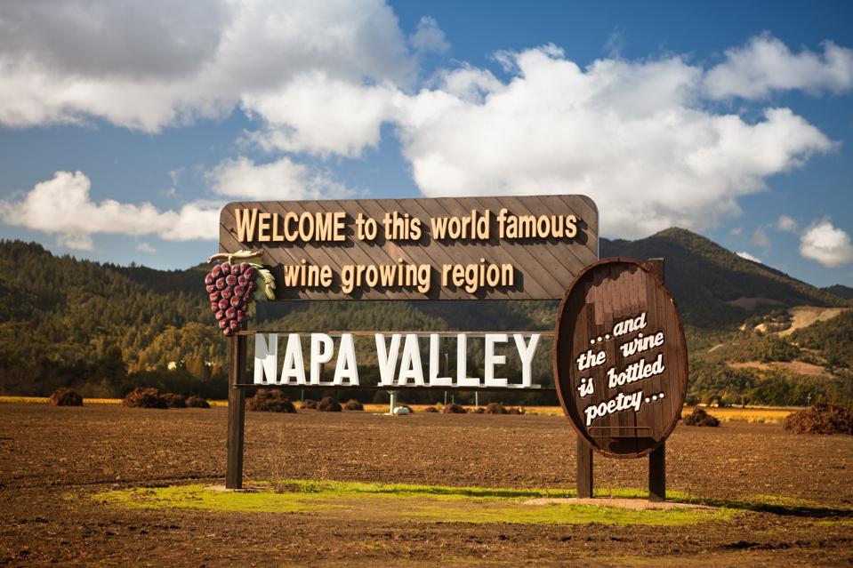 USA, California, Napa, Welcome sign near vineyard