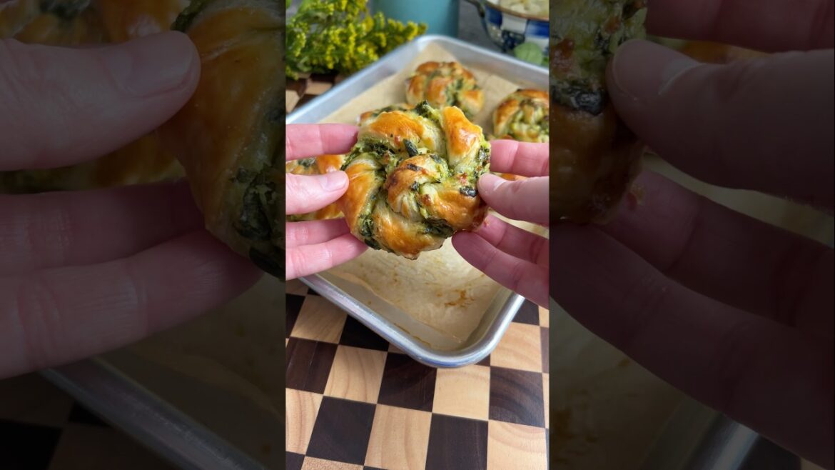 Recipe for these spinach artichoke rolls on my website. Enjoy! #brunchrecipe #puffpastry #baking