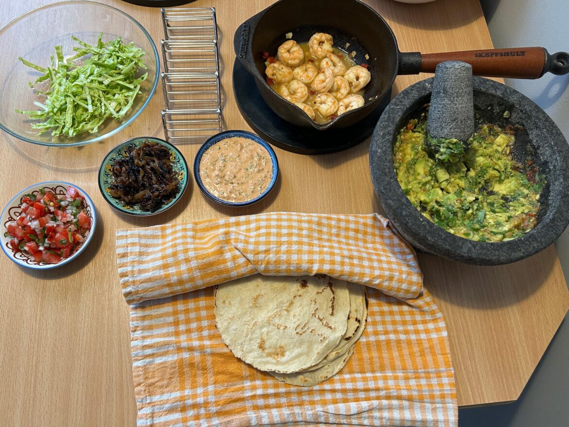 Dinner with tacos de camarones