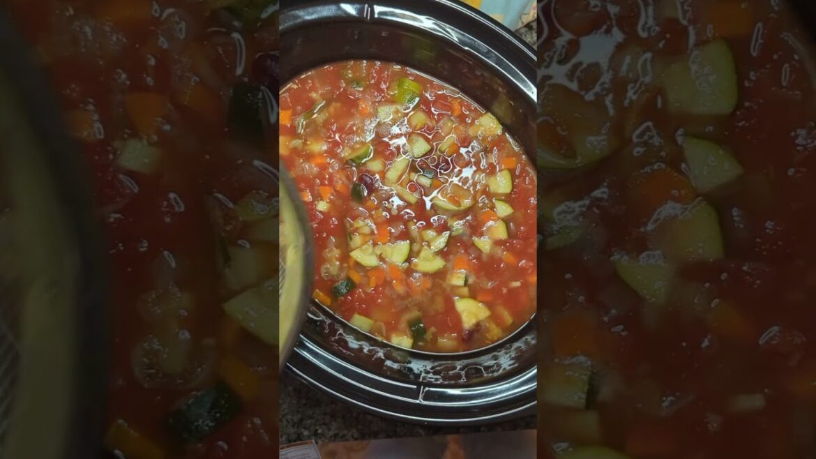 Crockpot Minestrone Soup #crockpot #slowcooker #crocktober #souprecipes