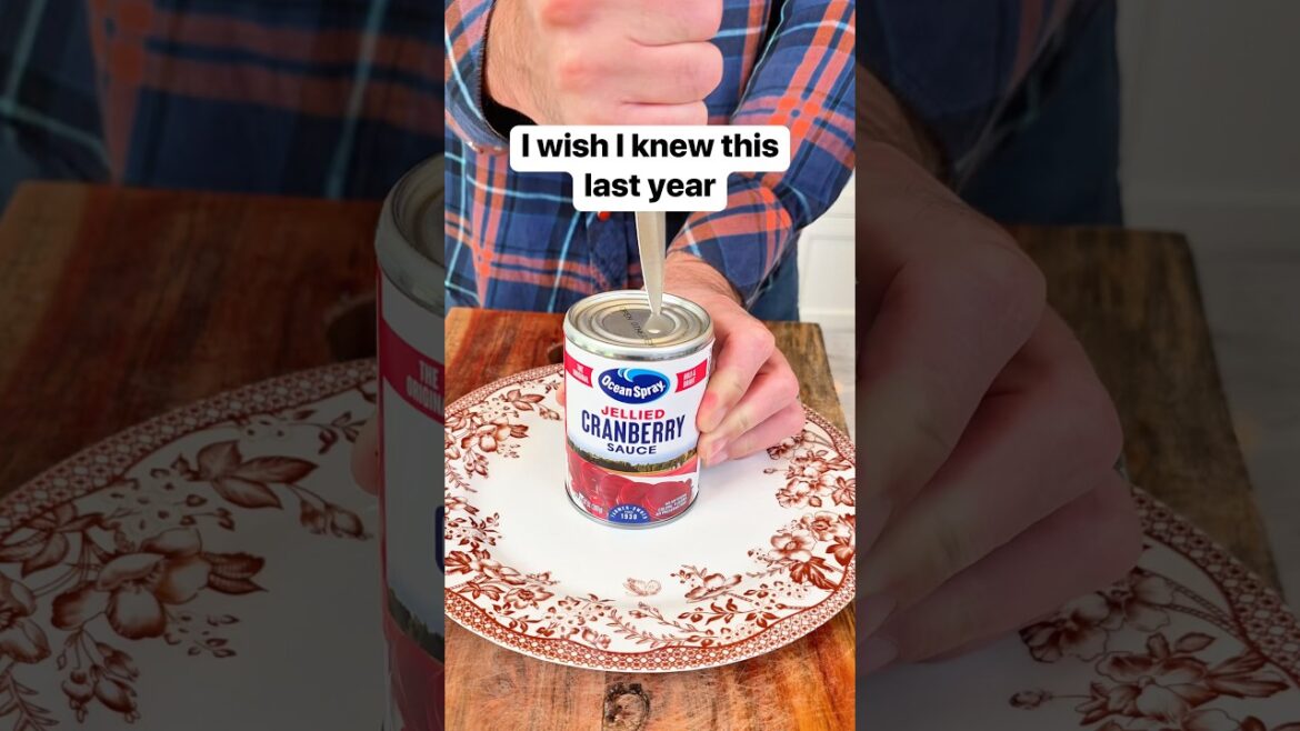 Easy way to open cranberry sauce #cranberrysauce #thanksgiving #holidayfood