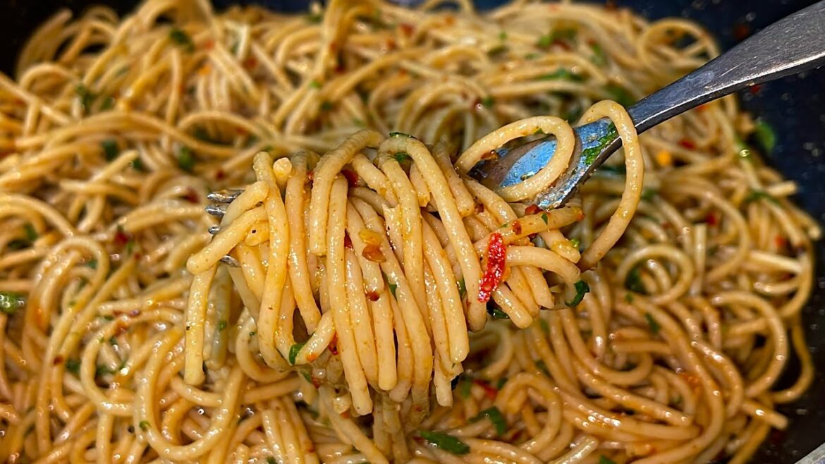 Aglio e olio pasta recipe | few ingredients delicious pasta recipe