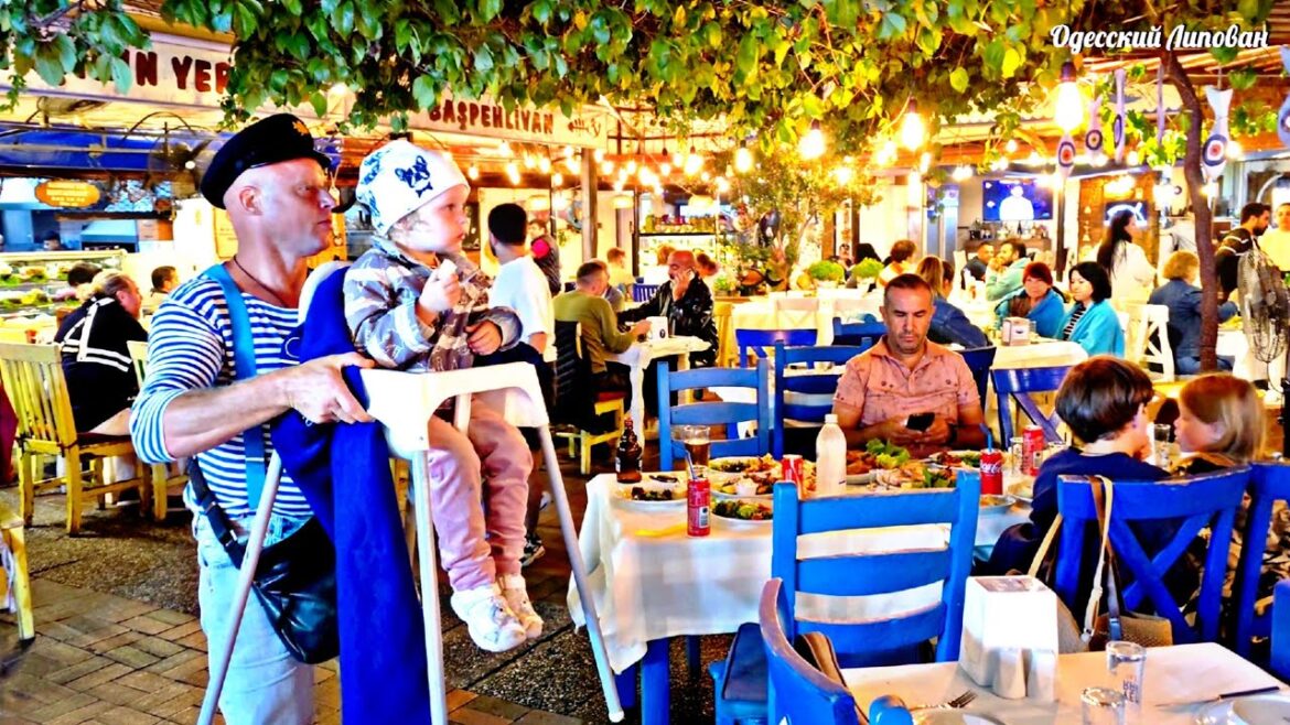 Ночной рынок еды. Рыбу жарят не отходя от прилавка. Турецкий рыбный базар