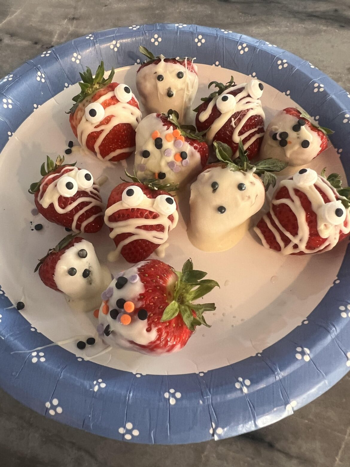 Halloween chocolate covered strawberries(mummies and ghosts)