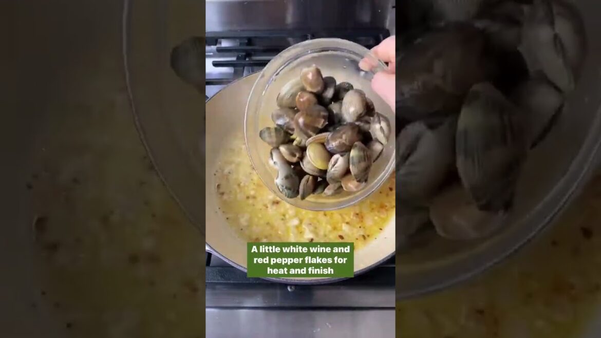 https://littleferrarokitchen.com/steamed-clams-with-white-wine-and-garlic/ Steamed clams.