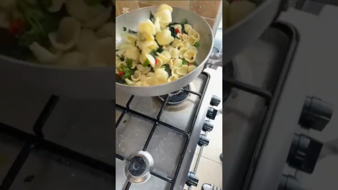 Cime di rapa e orecchiette | Comfort food del sud Italia Cime di rapa e orecchiette | Comfort food del sud Italia