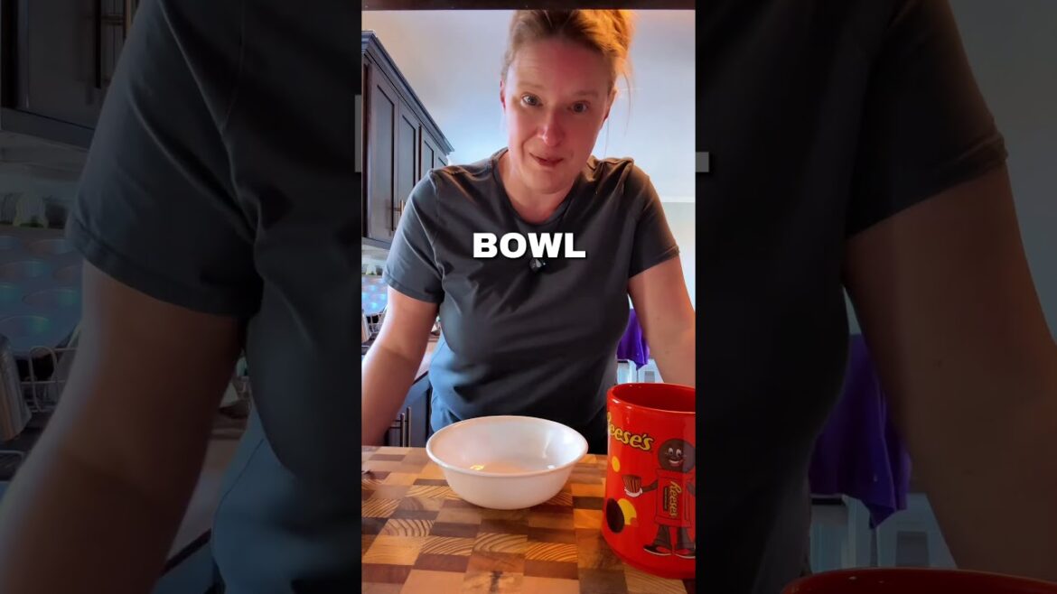 How to make single serve pineapple upside down cake #sooodelicious #mrsbrownskitchen #cake #mugcake