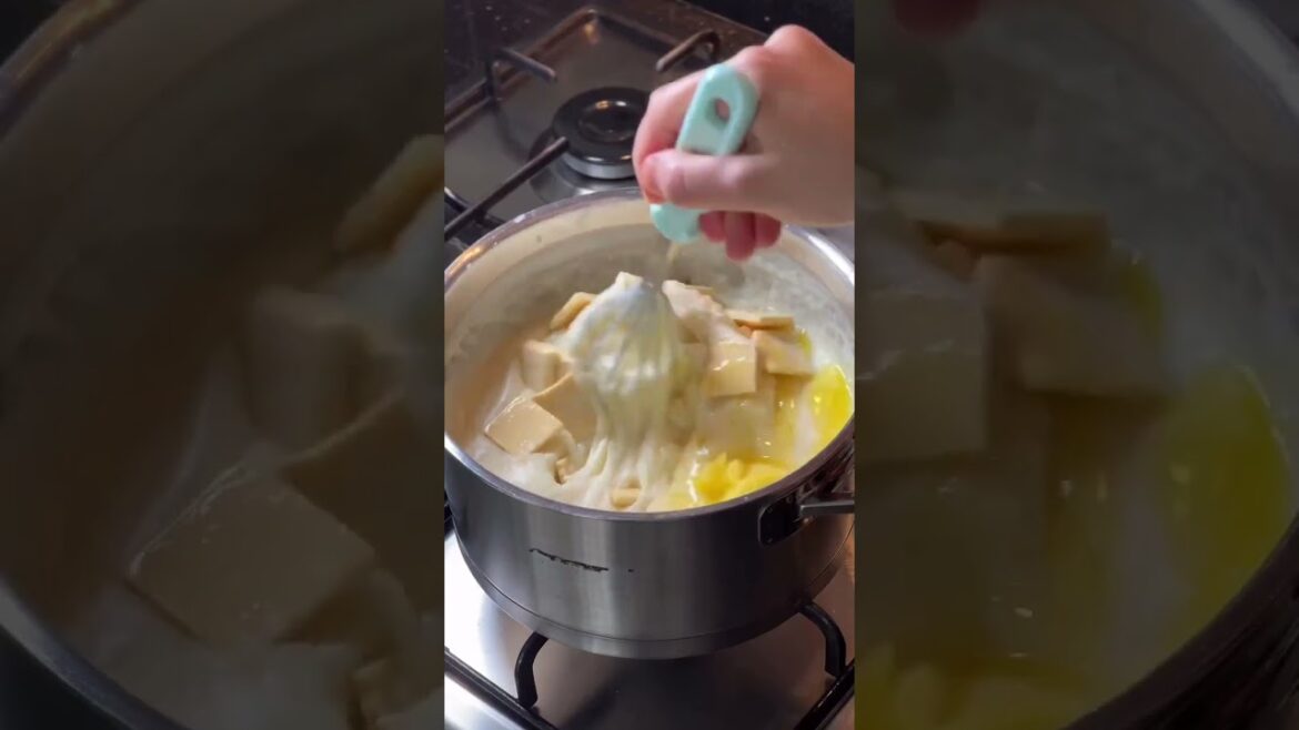 Kremasıyla yumuşacık, vişne sosuyla nefis bir uyum yakalayan bu muhallebi  #pratiktarifler #food