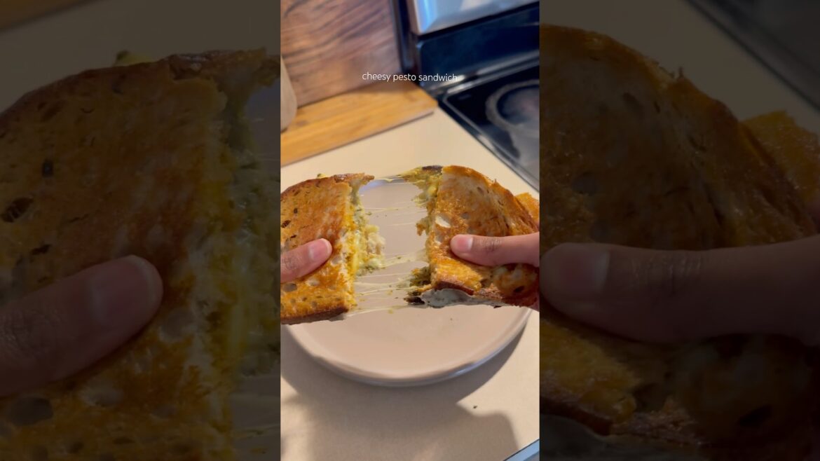pesto sandwich!! #food #yummy #sandwich #pesto #cheese #shorts #recipe #easyrecipe #grilledcheese