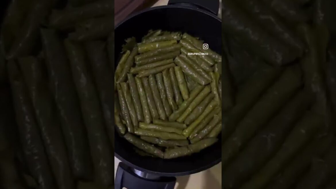 Zeytinyağlı yaprak sarma yapıyoruz. #atıştırmalık #kolaytarifler #reels #trending #sarmatarifleri