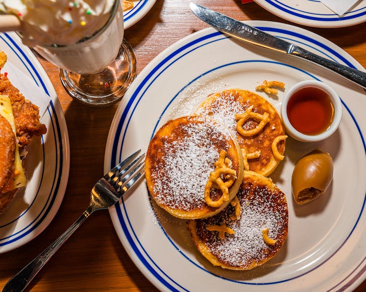 A plate of ricotta and buttermilk hotcakes.