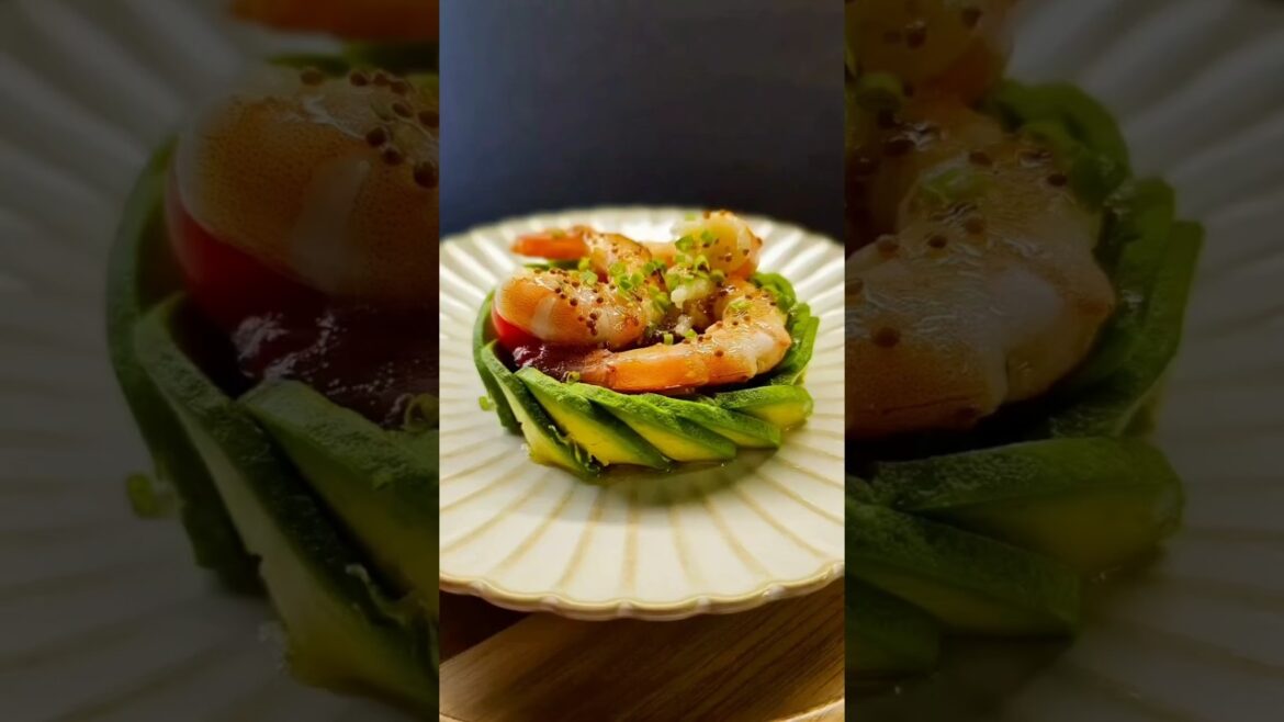 Салат с авокадо и креветками для романтического ужина #shorts