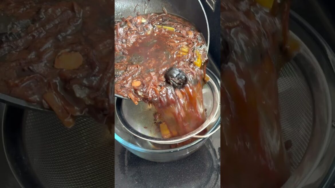 I love this vegan sayadieh – Lebanese fish rice without fish! #veganrecipe I love this vegan sayadieh - Lebanese fish rice without fish! #veganrecipe