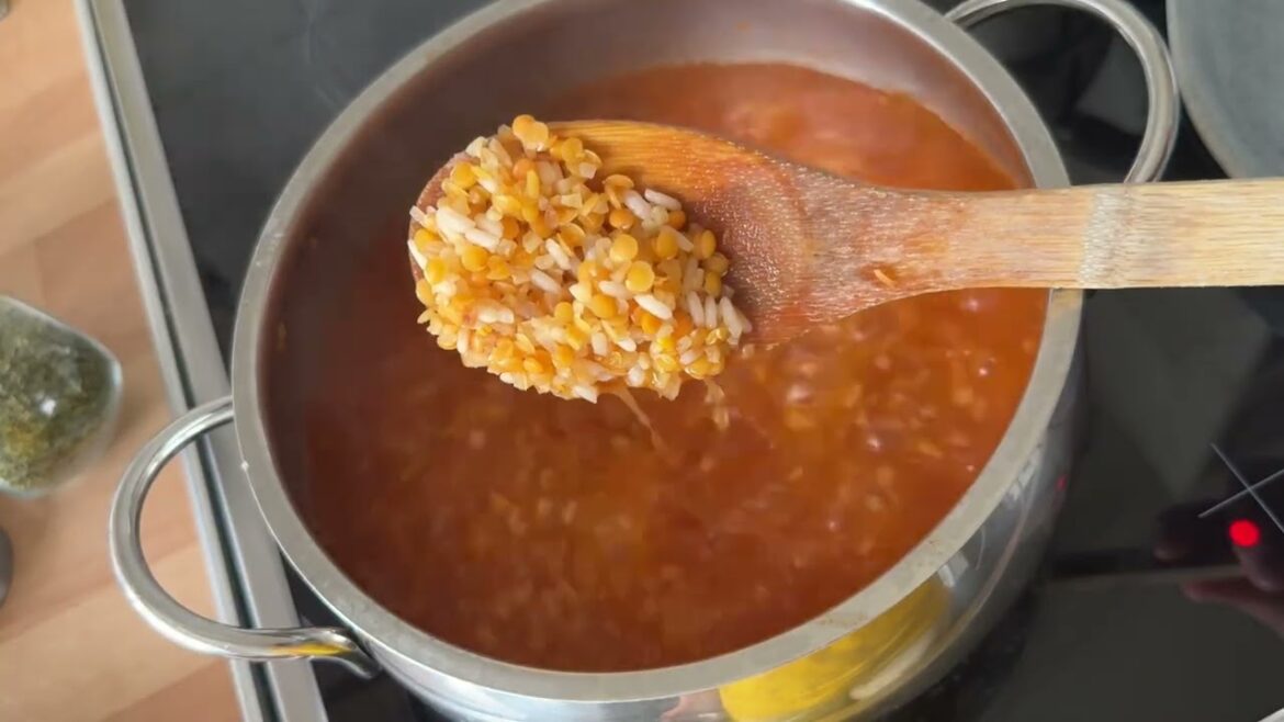 Ezo Gelin Soup (Ezogelin Çorbası) – Pul Biber & Rice Version