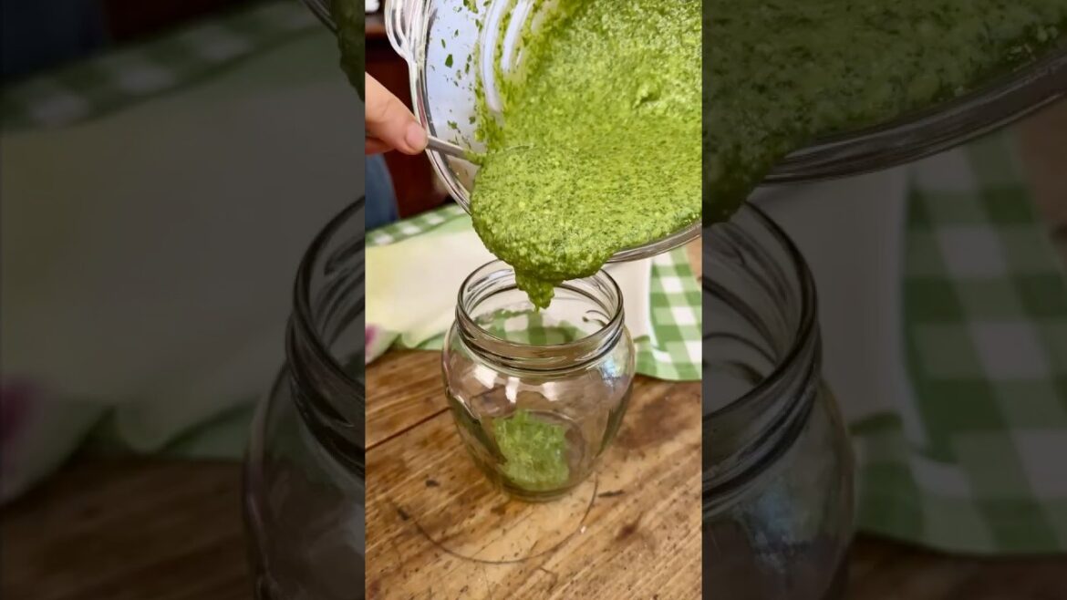 Trucchi infallibili per preparare un pesto alla genovese bello verde e gustoso