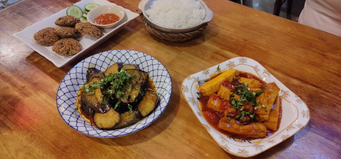 vegan vietnamese lunch at com chay 2 in da nang today