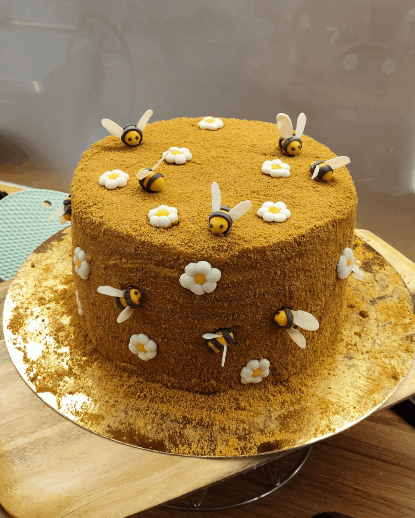 My first ever honeycake 🐝