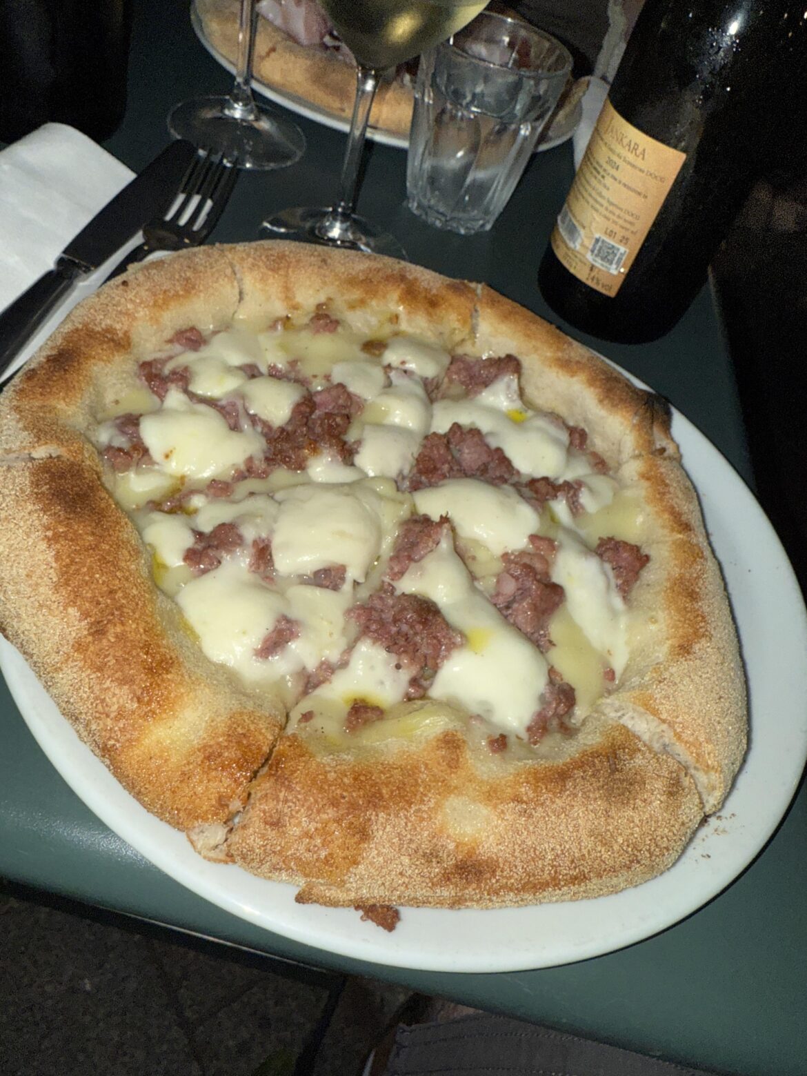 Potato cream base pizza, fresh sausage, mozzarella 😋