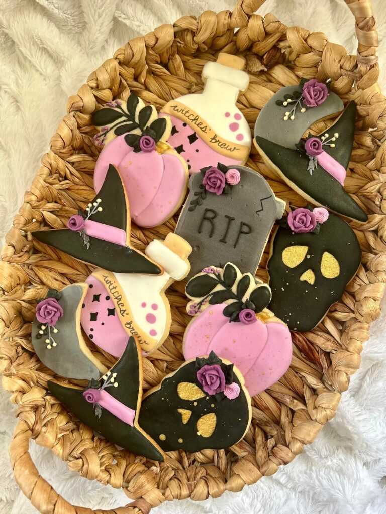 Some of my favorites ever- happy Halloween spooky cookie friends! 🌚💀🧙‍♀️🥀