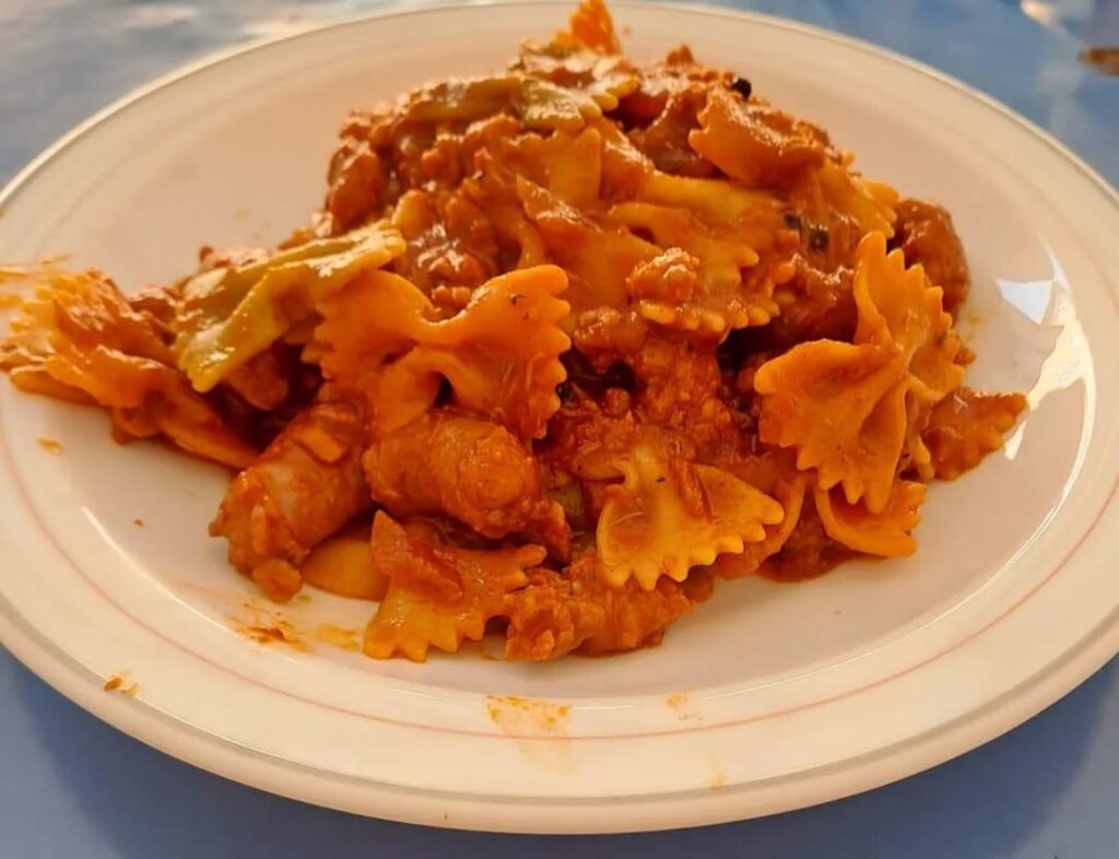 Farfalle with tomato