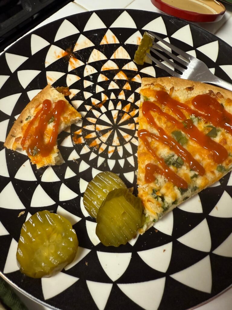 thin crust jalapeño popper pizza with sriracha + spicy pickles 😋