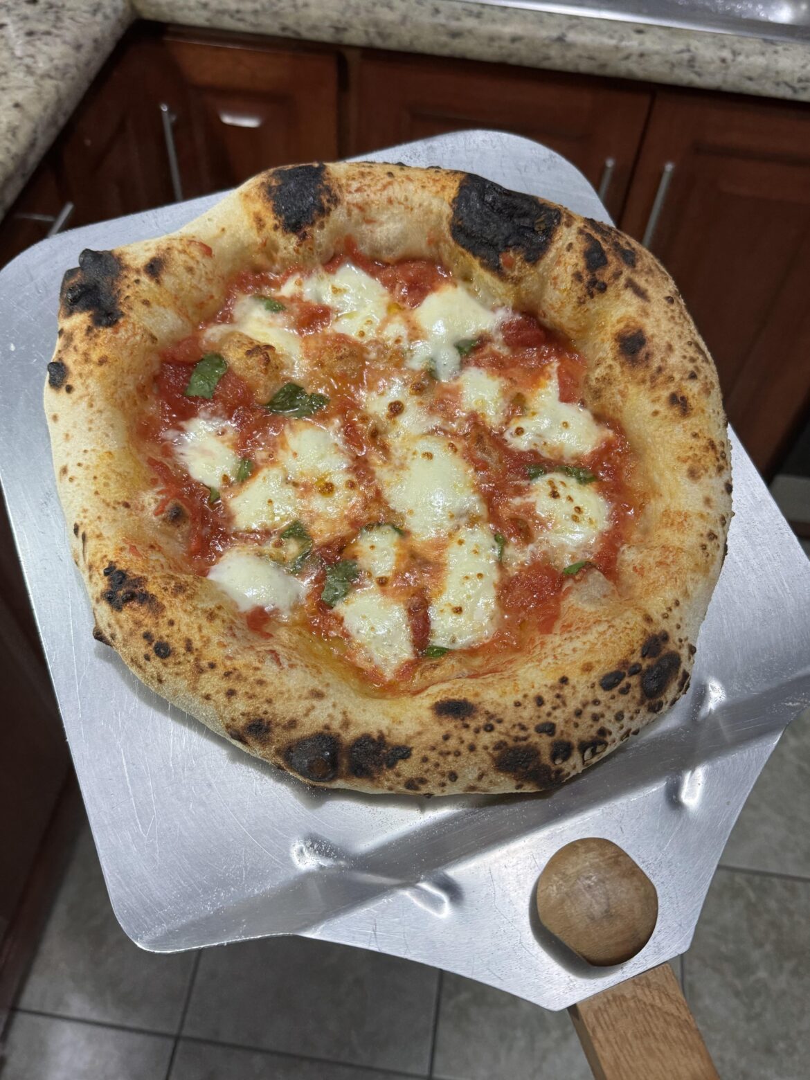 Today I finally succeeded making my own fresh mozzarella from raw milk