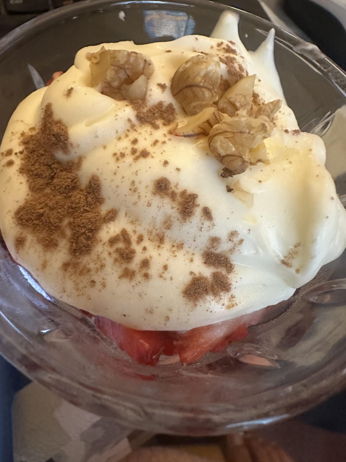 Strawberry, cream, cinnamon and walnut, delicious!😌🍓🍧anybody want a cup?🤤