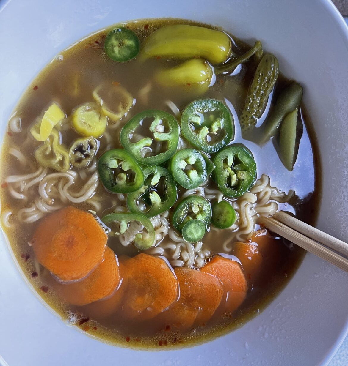 Rainy-day ramen calls for extra veggies 🫑🌶️🥬🍋‍🟩