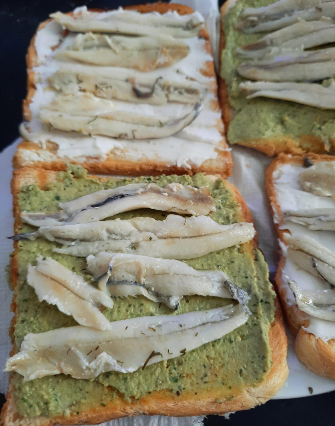 Toast with pesto humus / Chavroux and marinated anchovies