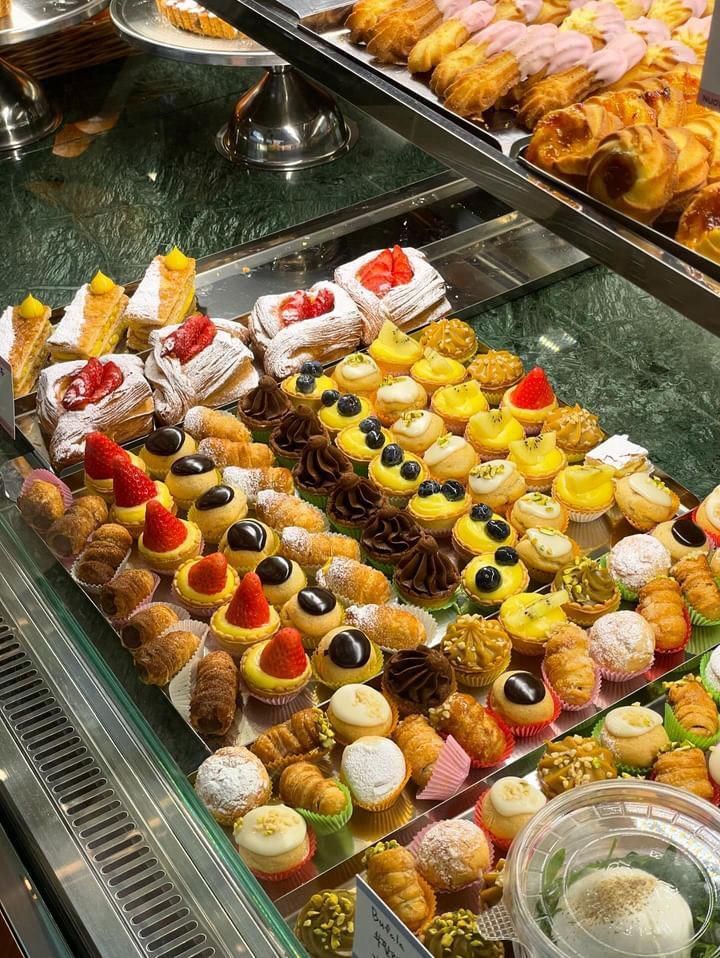 There are very few Italian pastry shops in Seoul, but one of the most popular would be Nuova Italia in the Ichon neighborhood of Yongsan District. It offers the classic cornetto but also pies, cakes and little Italian pastries called minions. Courtesy of Nuova Italia