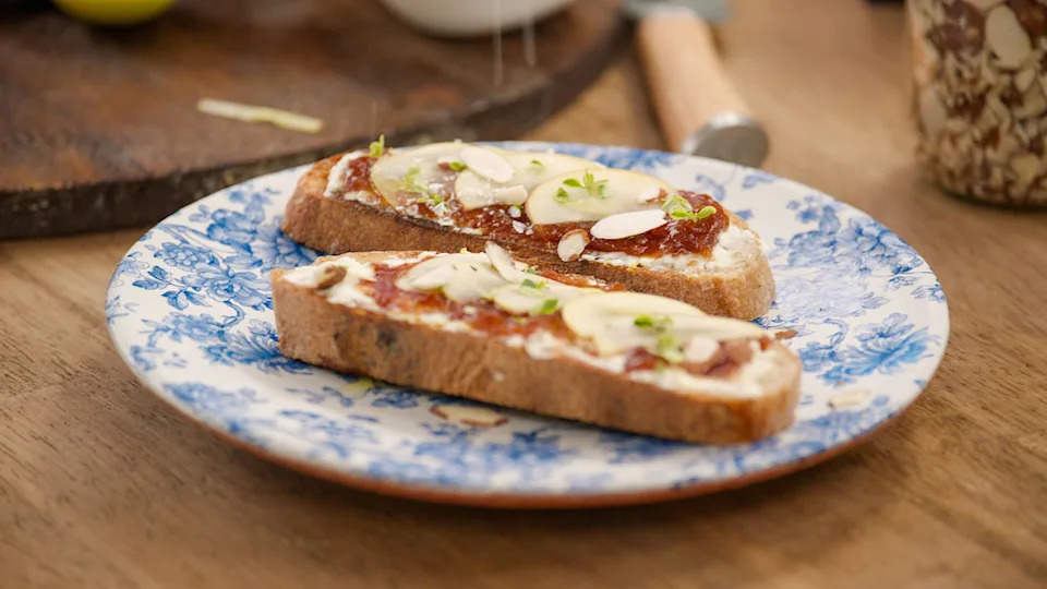 How Meghan does tartine. (Netflix)