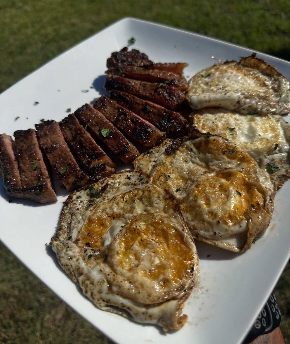 I understand that I'm going to face a lot of criticism for the appearance of my eggs, brothers and sisters. I can't deny it, I was really high 😂🤣. Before you begin to criticize, could someone please recommend me a beer?