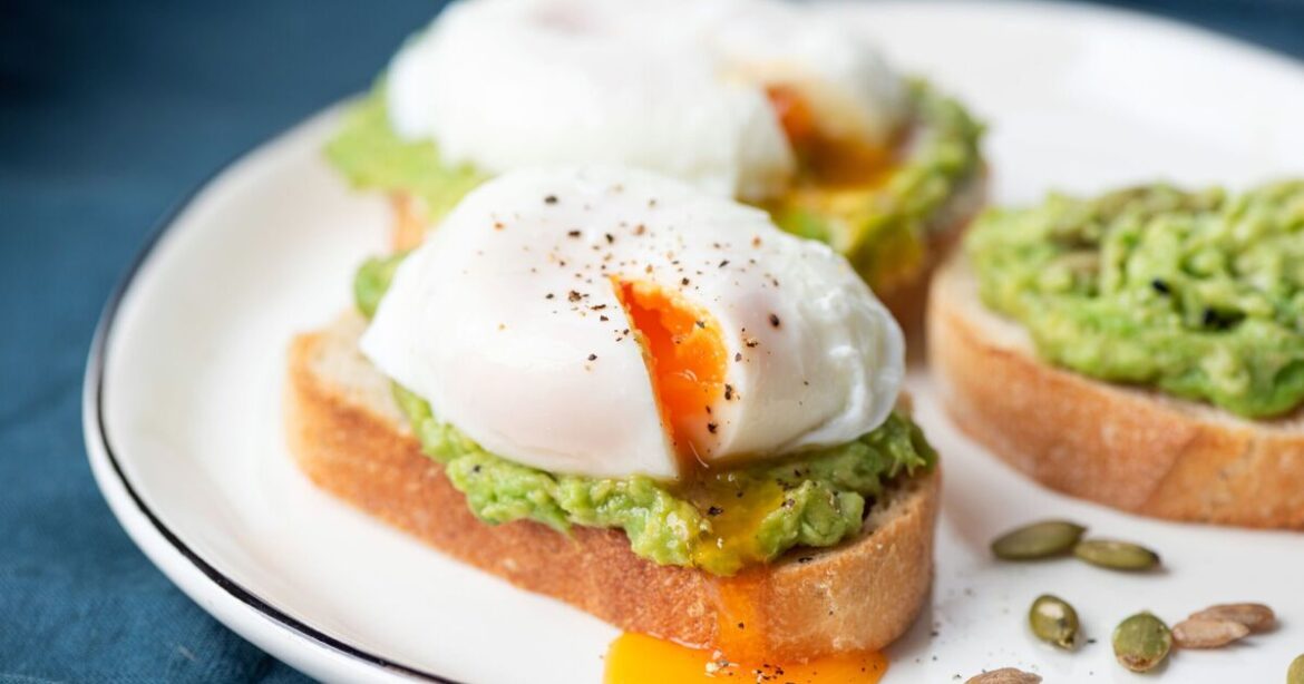 Stop cooking poached eggs in a pan when chef's method only takes 60 seconds