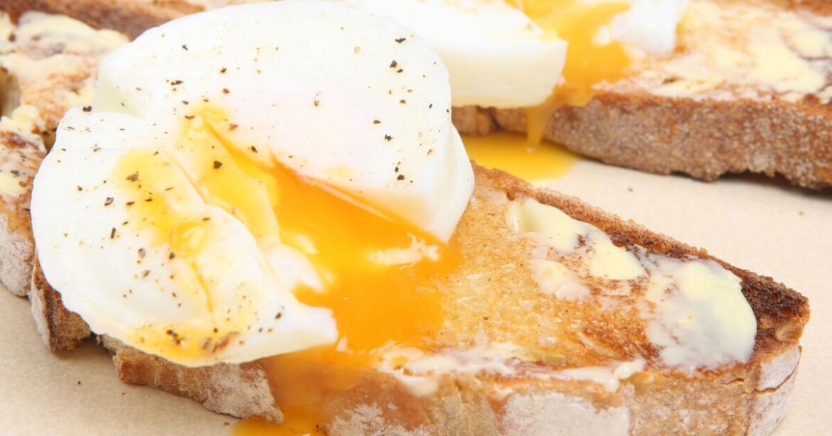 How to make poached eggs fast without a pan or boiling water How to make poached eggs fast without a pan or boiling water