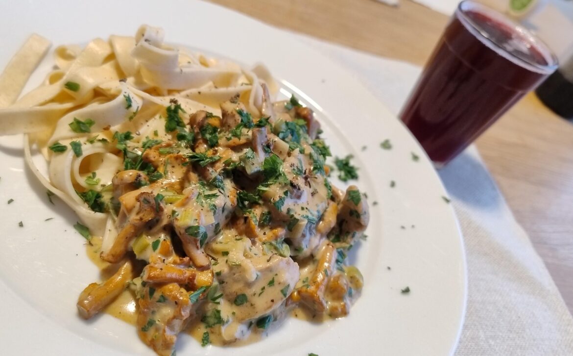 Chanterelle mushrooms and sliced pork fillet in cream sauce, served with Sauser (partially fermented grape juice)