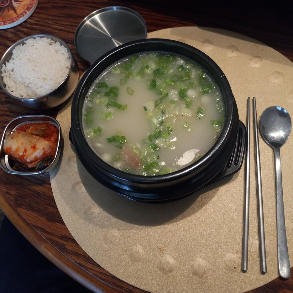 Seolleongtang 설렁탕 with homemade bone broth 사골육수