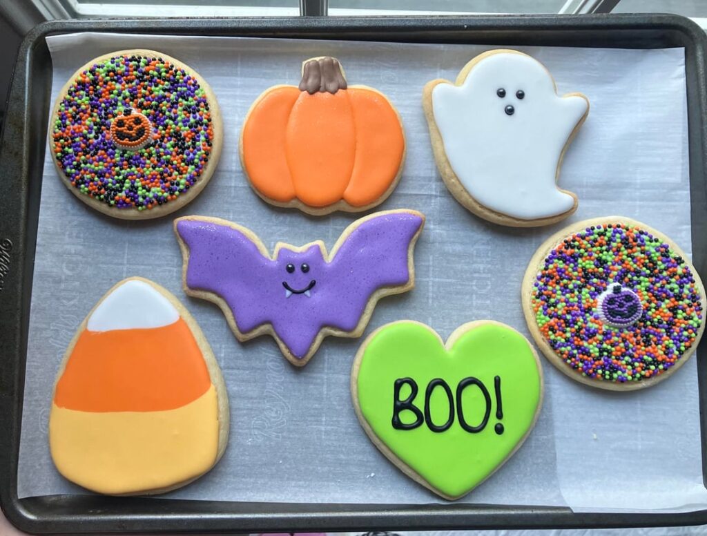 Had so much fun making Halloween cookie care packages to mail to my friends 💌👻