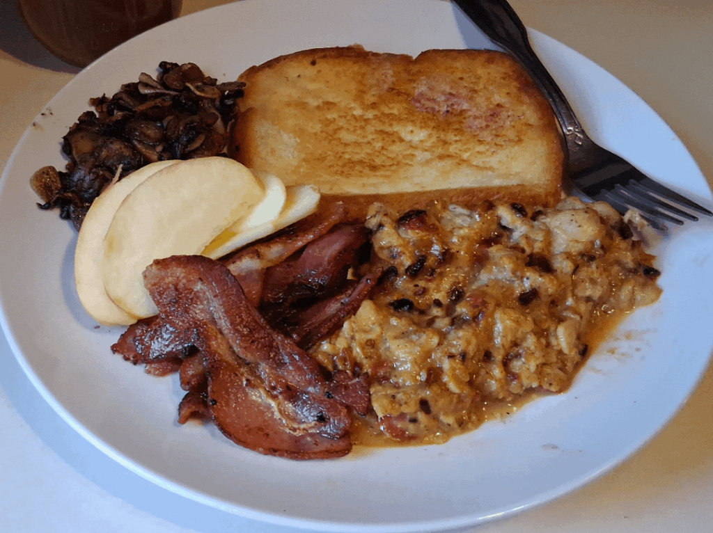 Bacon, toast, a bit of apple, mushrooms, and soft-scrambled eggs 😋