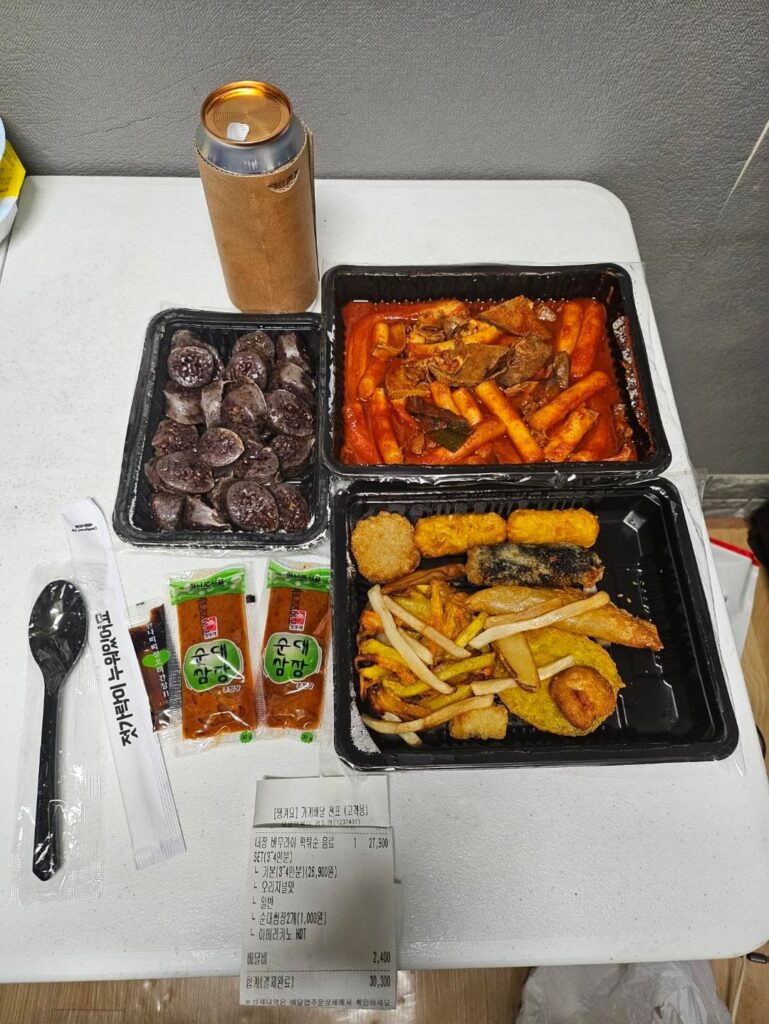 Late-night Korean snack set after work 🌶️🍢☕