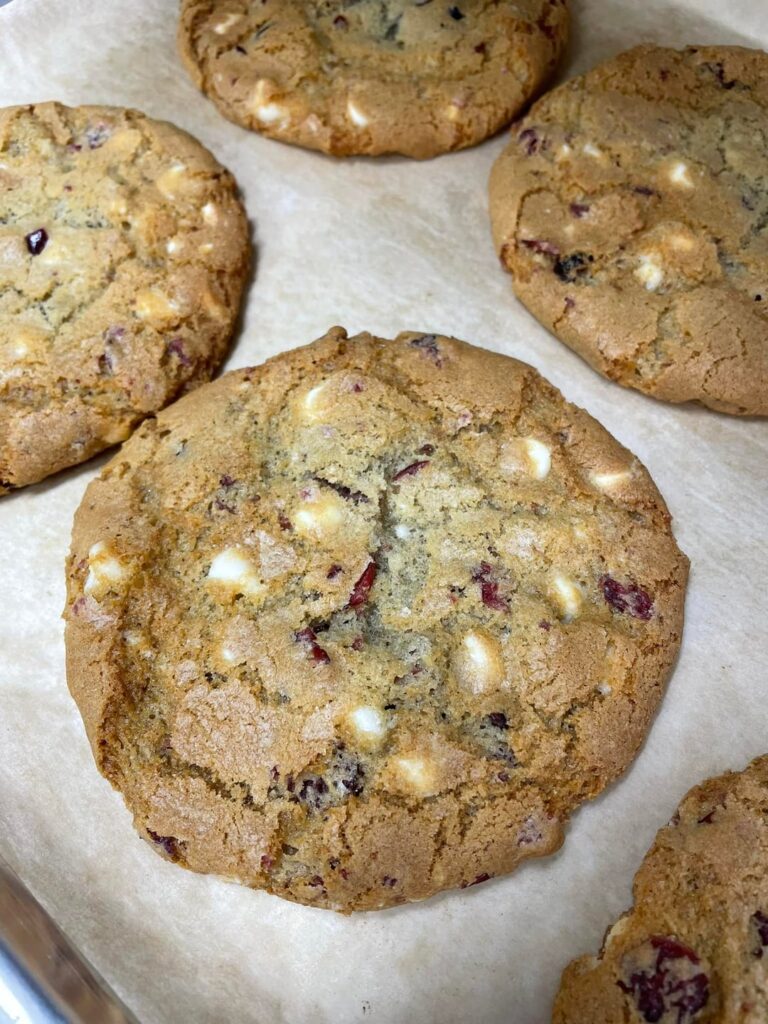 Everyone loves these Cranberry White Chocolate Cookies so much.🍪😋 They’re soft, sweet, and they never last long once they’re out of the oven. RECIPE BELOW
