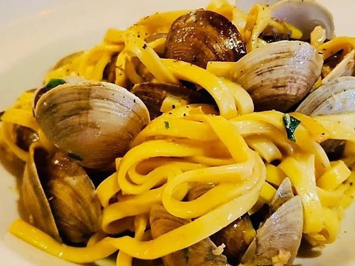 Toronto health inspectors shut down two popular restaurants