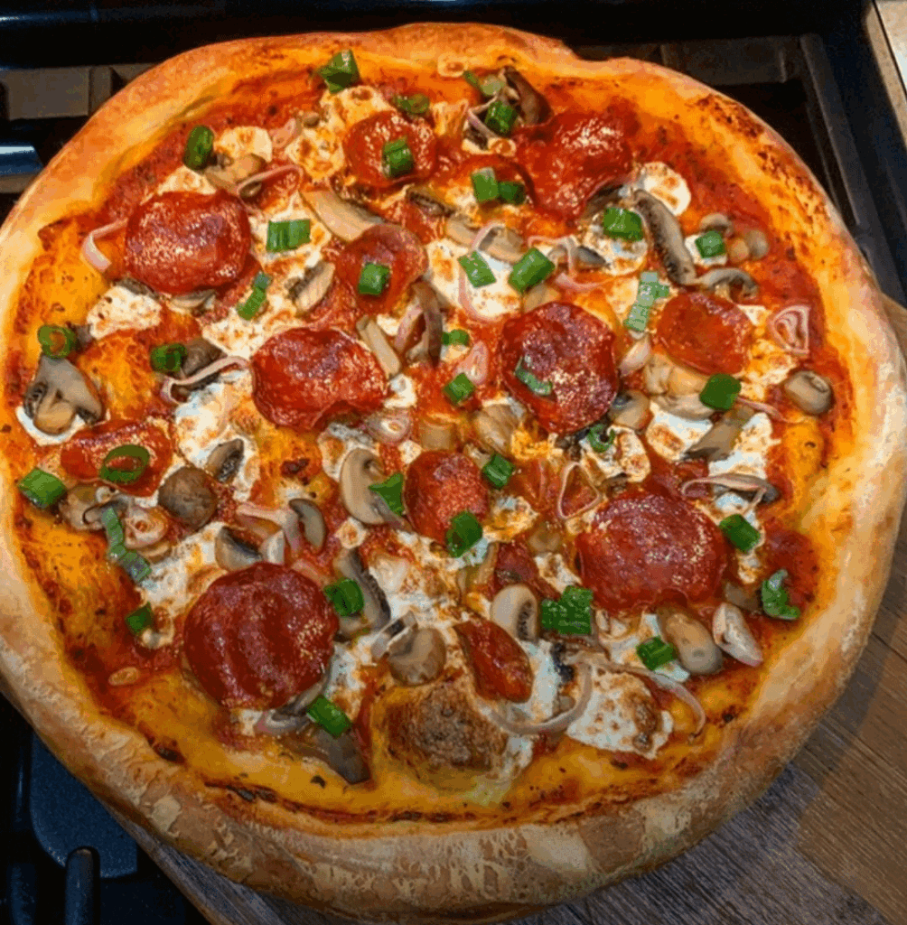 [HOMEMADE] Pizza with salami, pepperoni, shallot and mushroom.