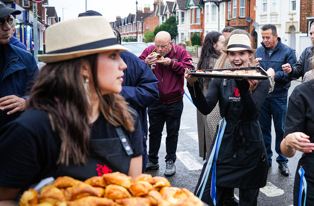 Cozy opening on Castle Road Image Cozy