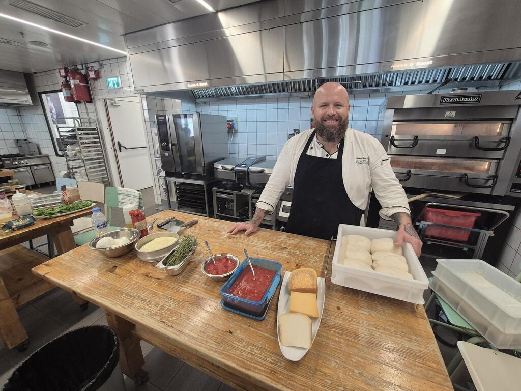 Chef Nussel with the special ingredients (Photo: Assaf Kamar) פיצה