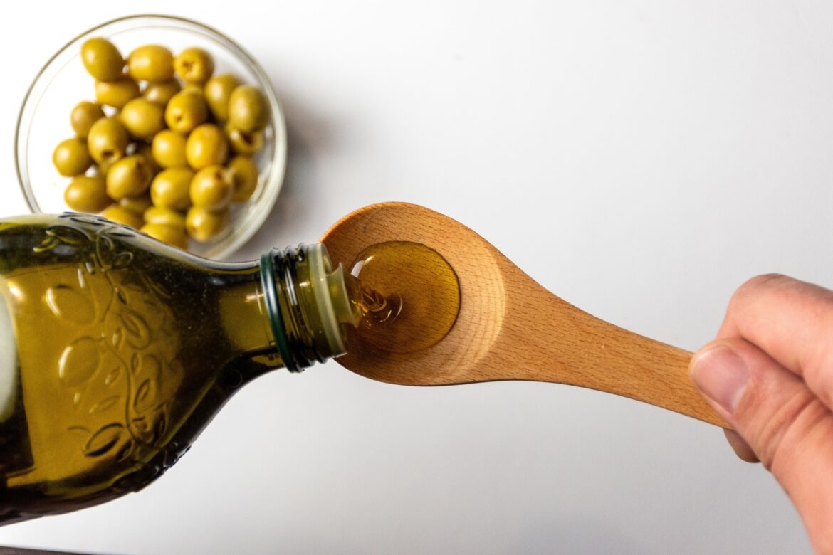 Olive oil intake is linked to lower belly fat and healthier weight Olive oil intake is linked to lower belly fat and healthier weight