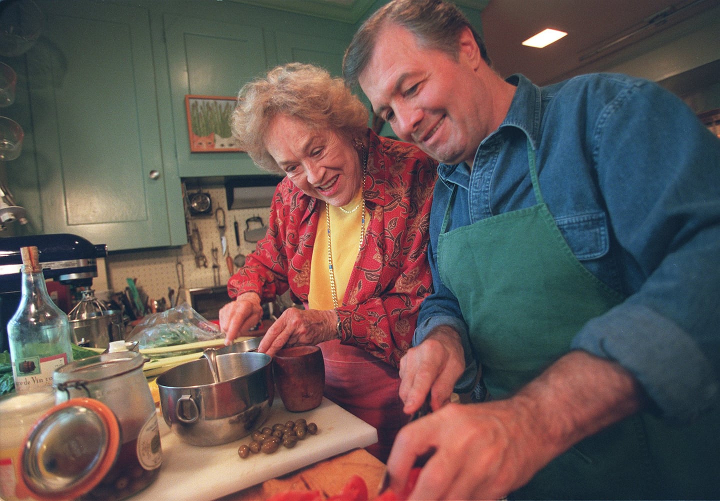 Julia Child cooking with Jacques Pépin in her Cambridge kitchen in 1999.