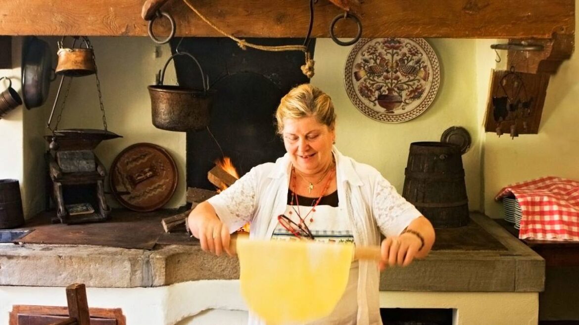 What to eat in Tuscany: from artisanal pasta to medieval sweets like ricciarelli from Siena