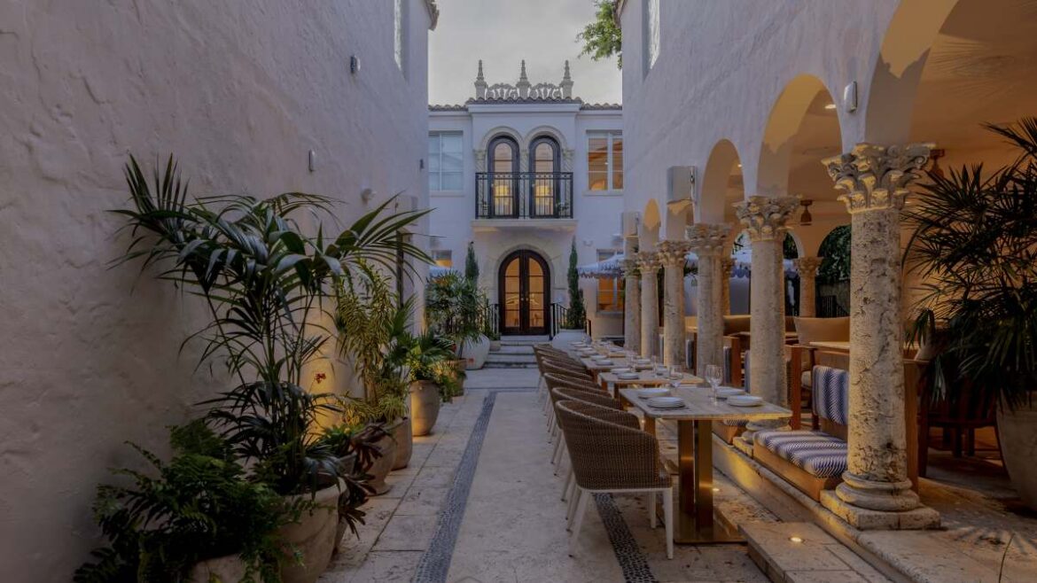 We understand why Donatella Versace wants no part of Donatella – Review – Miami We understand why Donatella Versace wants no part of Donatella - Review - Miami