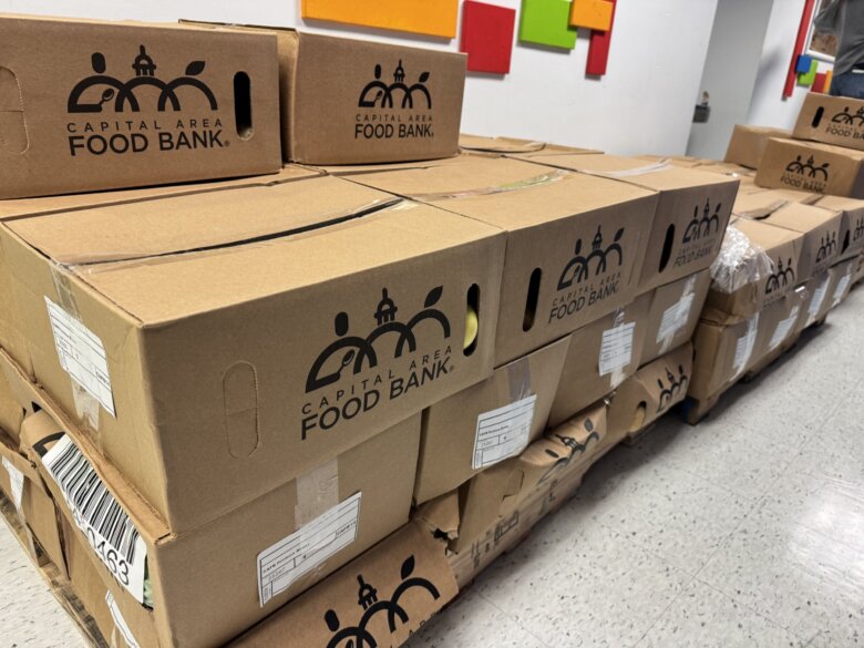 Food banks step up as shutdown leaves federal workers struggling Food banks step up as shutdown leaves federal workers struggling